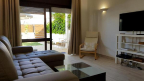 Magnific Studio with a cozy garden, 5 minutes to the beach